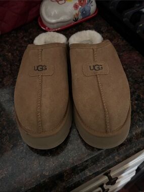 Size 7 women’s UGG Tasman Slip-On Shearling Mules in Chestnut Brown